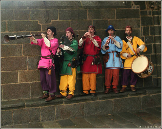 Les nouveaux costumes du groupe de musique médiévale Waraok